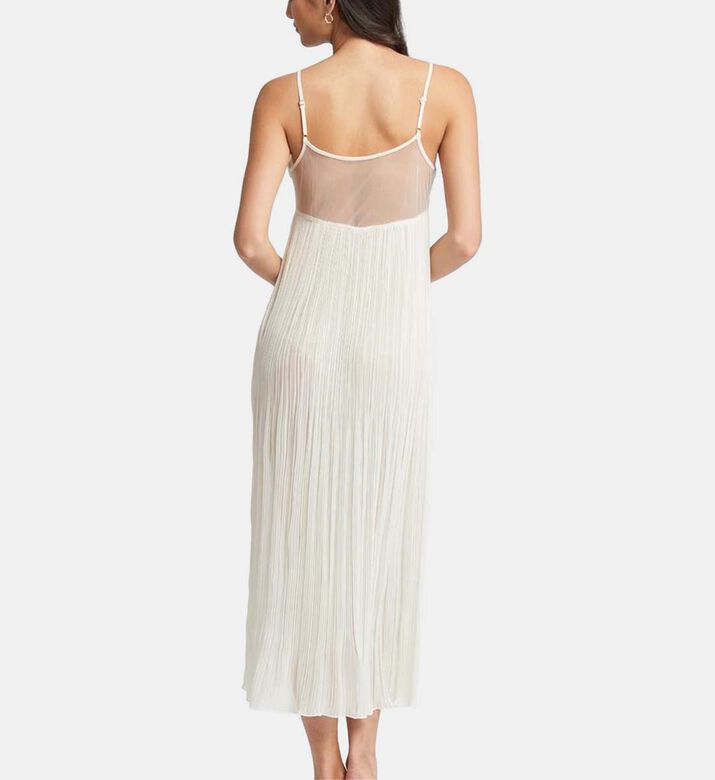 فستان طويل بطيّات بياقة بشكل في