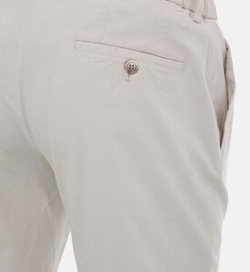 بنطال بخصر مطاطي وأرجل تضيق نحو الأسفل