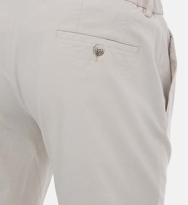 بنطال بخصر مطاطي وأرجل تضيق نحو الأسفل