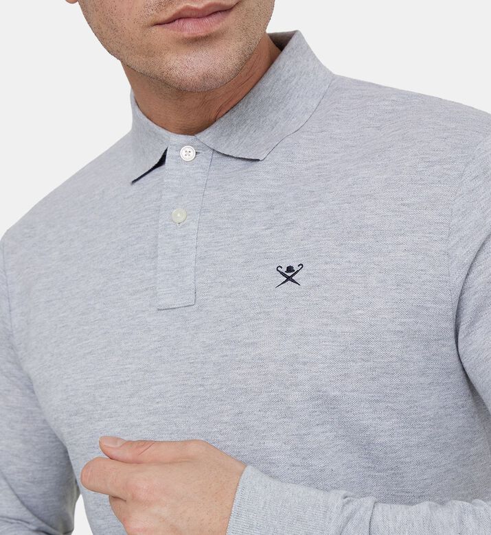 بولو بقصة ضيقة بشعار