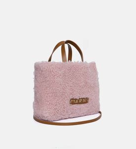 حقيبة مغطاة بفرو بمقبض علوي