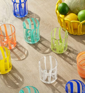 كوب ماء زجاجي مخطط