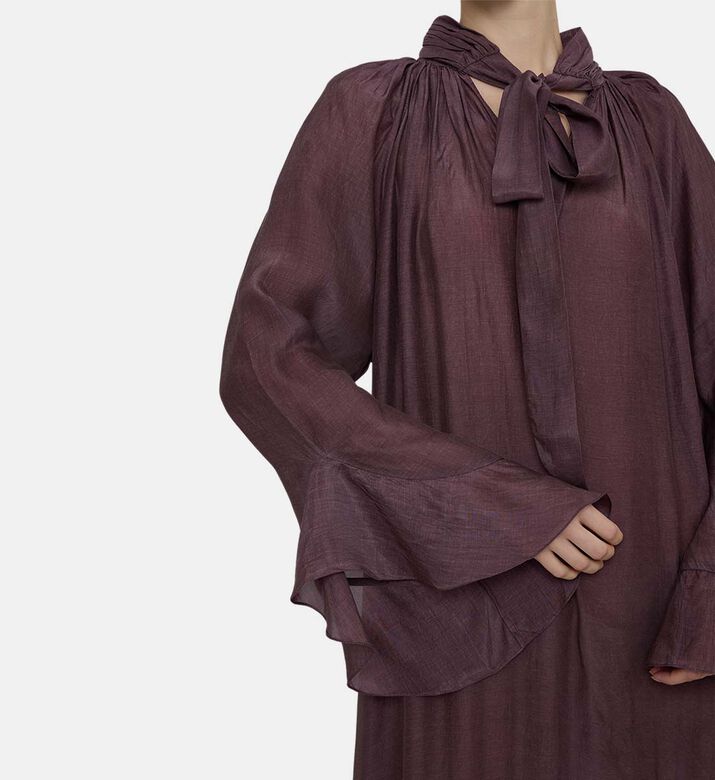 فستان طويل واسع مستوحى من الطراز البوهيمي