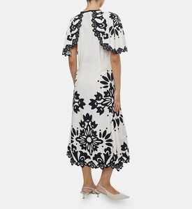 فستان واسع بتطريز أزهار