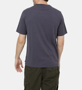 تيشيرت بطبعة بشكل كتاب بقصة عادية