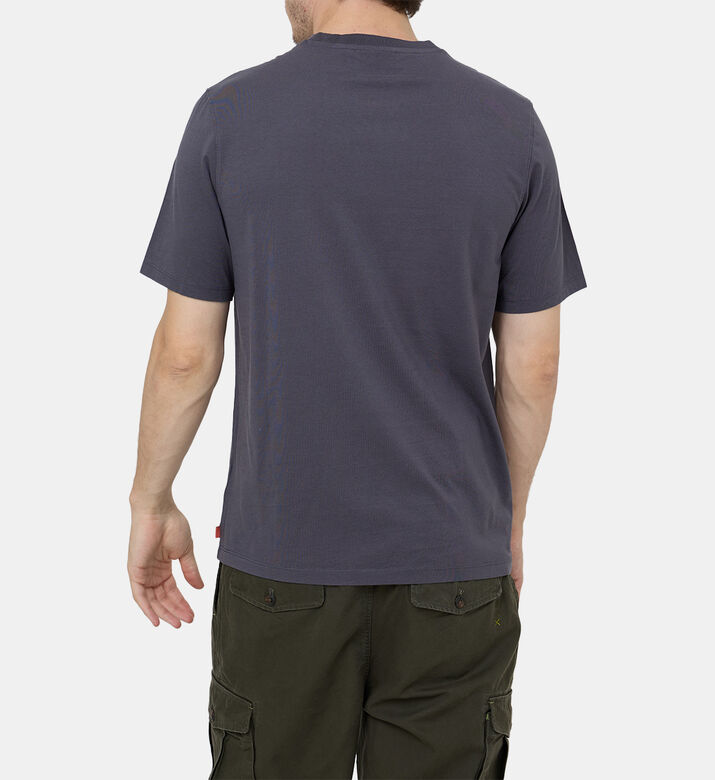 تيشيرت بطبعة بشكل كتاب بقصة عادية