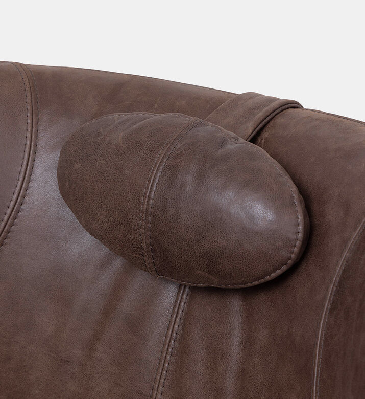 كرسي بذراعين بمسند على شكل صدفة