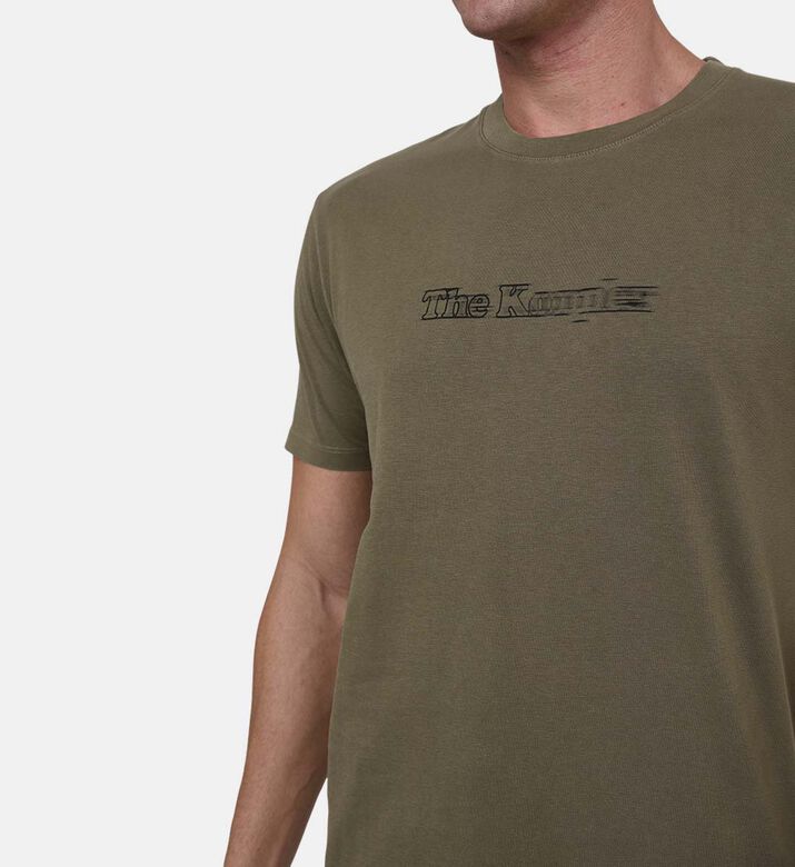 تيشيرت قصير الأكمام بطبعة شعار