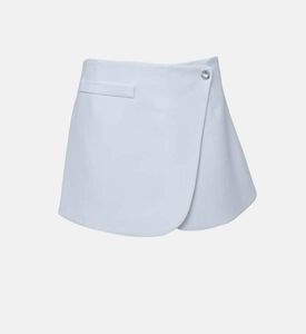 تنورة قصيرة بأزرار جانبية مصممة