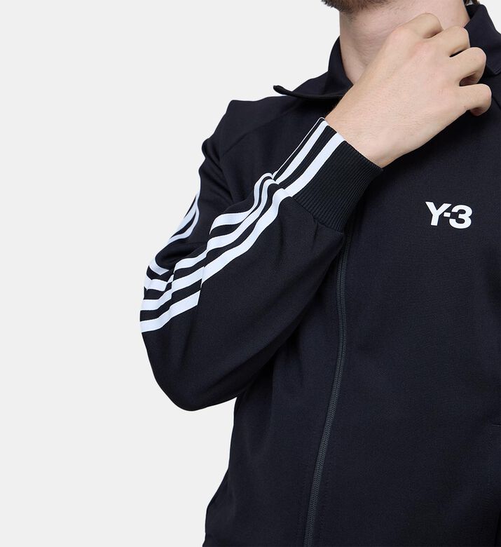 بلوزة رياضية ب 3 خطوط