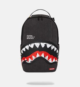 حقيبة ظهر بشكل سمكة قرش من مواد معاد تدويرها