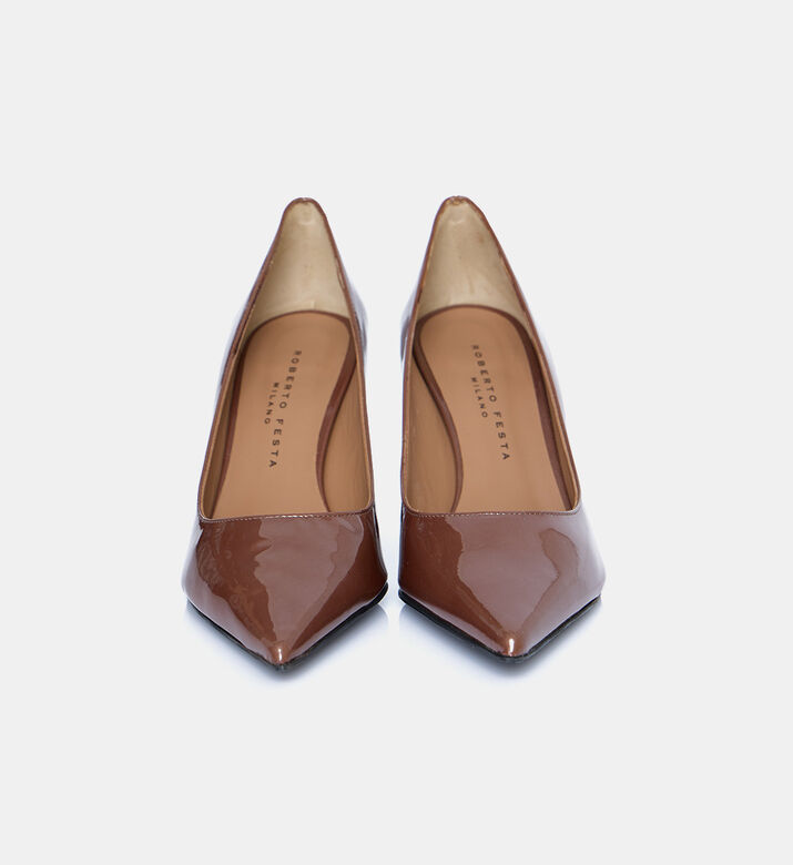 حذاء بكعب من جلد لامع