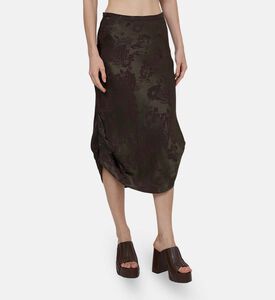 تنورة متوسطة الطول مطرزة بأزهار