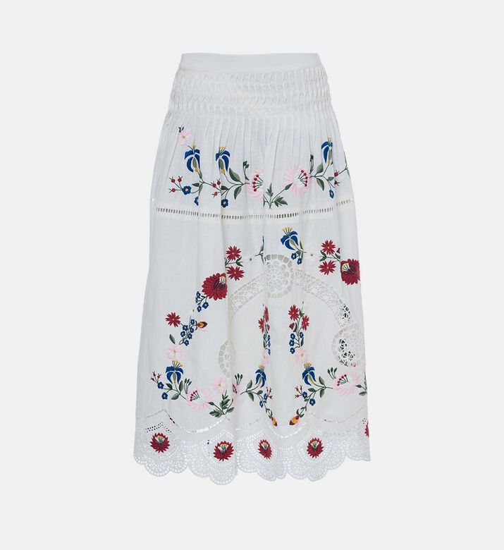 تنورة مطرزة بأزهار ومزينة بطيات