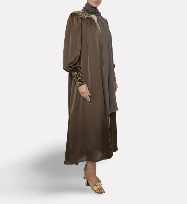 BANOU Floral-embroidery A-line Abaya, Model View