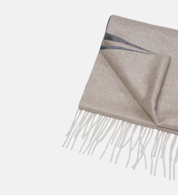 وشاح حريري مزين بأهداب