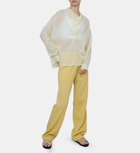 قميص بياقة منسدلة على الرقبة وأكمام طويلة