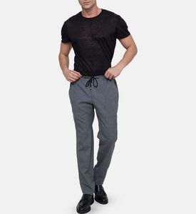 بنطال بتصميم مناسب وخصر برباط