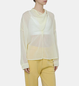 قميص بياقة منسدلة على الرقبة وأكمام طويلة