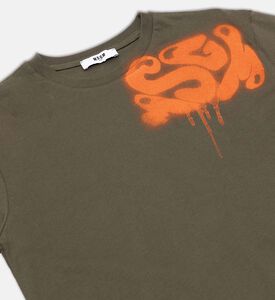 تيشيرت بياقة دائرية وطبعة شعار