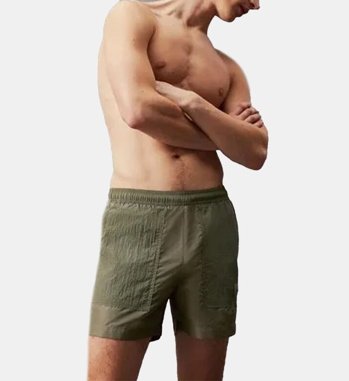 شورت سباحة بنقشة لوغو وقماش مقاوم للتمزق