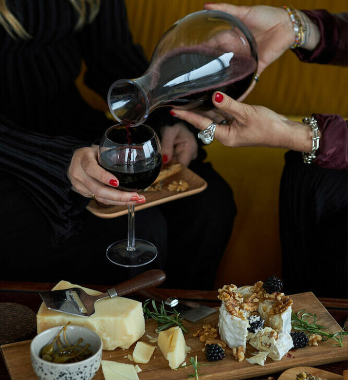 إبريق نبيذ ناتشور بسدادة من فلين