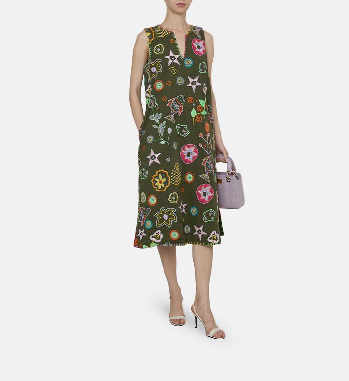 فستان بدون أكمام بنقشة مطرزة