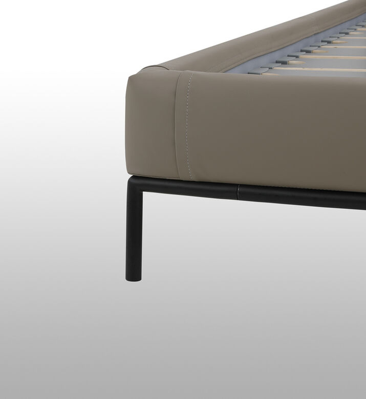 سرير كارمن ذو اللوح الأمامي من الجلد