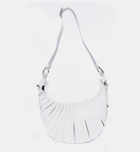 حقيبة بتفاصيل بتلات صغيرة بجلد صناعي لامع