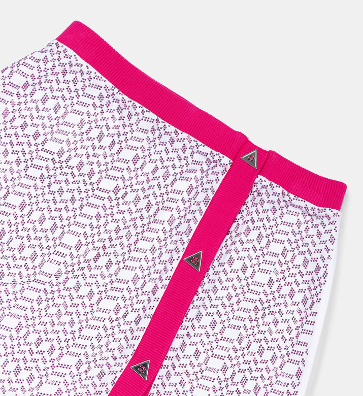 تنورة قصيرة بأزرار مثلثة مطبوعة