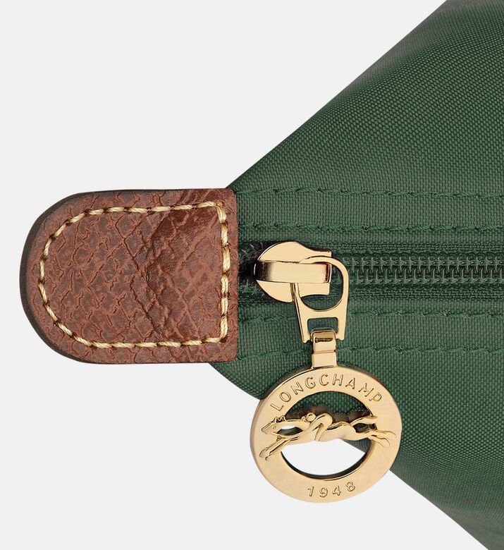 حقيبة بحجم صغير ومقبض علوي