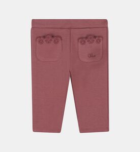 بنطال بجيوب خلفية مطرزة وتفصيل شعار