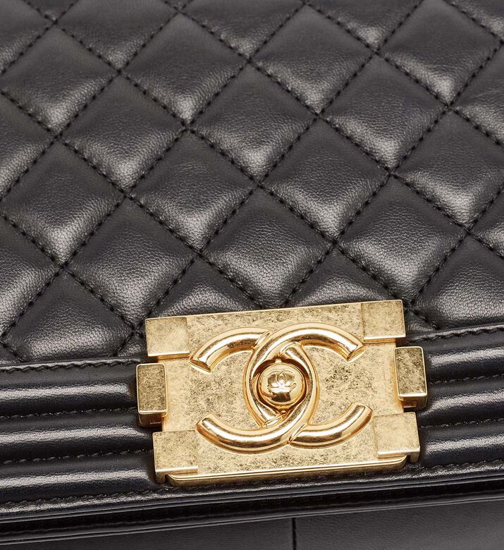 حقيبة شانيل بوي متوسطة الحجم بجلد مبطّن بغطاء قلاب مملوكة مسبقًا