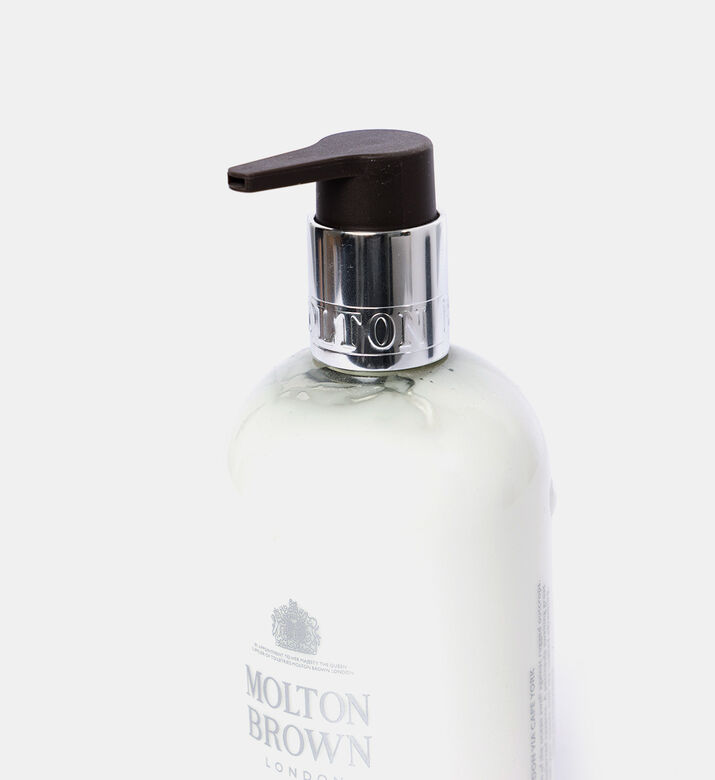 غسول اليدين بشمر البحر والسرو الساحلي