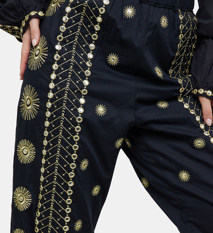 بنطال بخصر عالٍ مطرز بشكل شمس