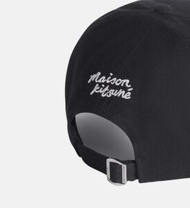 قبعة بخياطة ثعلب وحافة منحنية