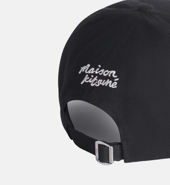 قبعة بخياطة ثعلب وحافة منحنية