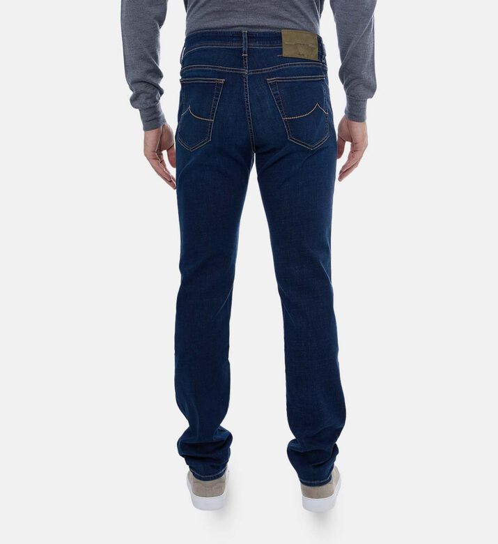 جينز كلاسيكي بساق مستقيمة