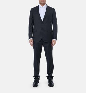 بدلة بقصة عادية وإغلاق بأزرار