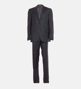 بدلة بقصة عادية وإغلاق بأزرار