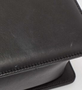 حقيبة شانيل بوي متوسطة الحجم بجلد مبطّن بغطاء قلاب مملوكة مسبقًا