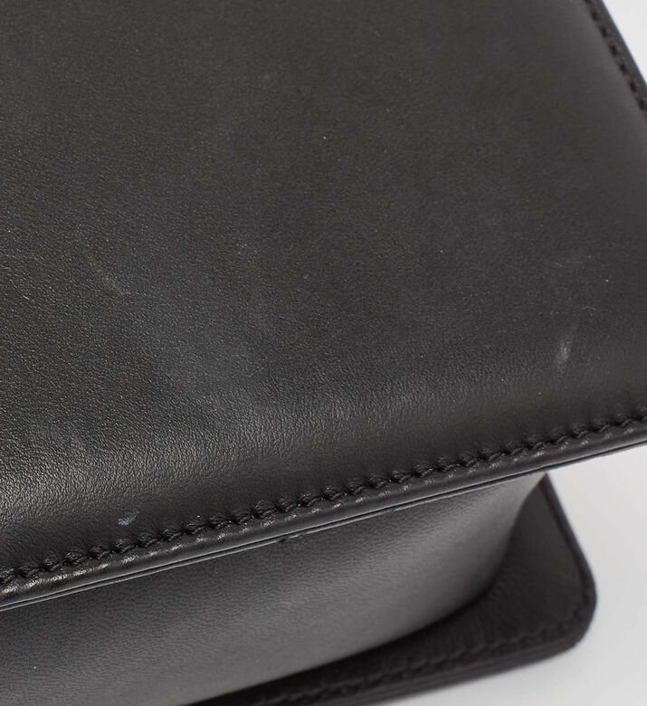 حقيبة شانيل بوي متوسطة الحجم بجلد مبطّن بغطاء قلاب مملوكة مسبقًا