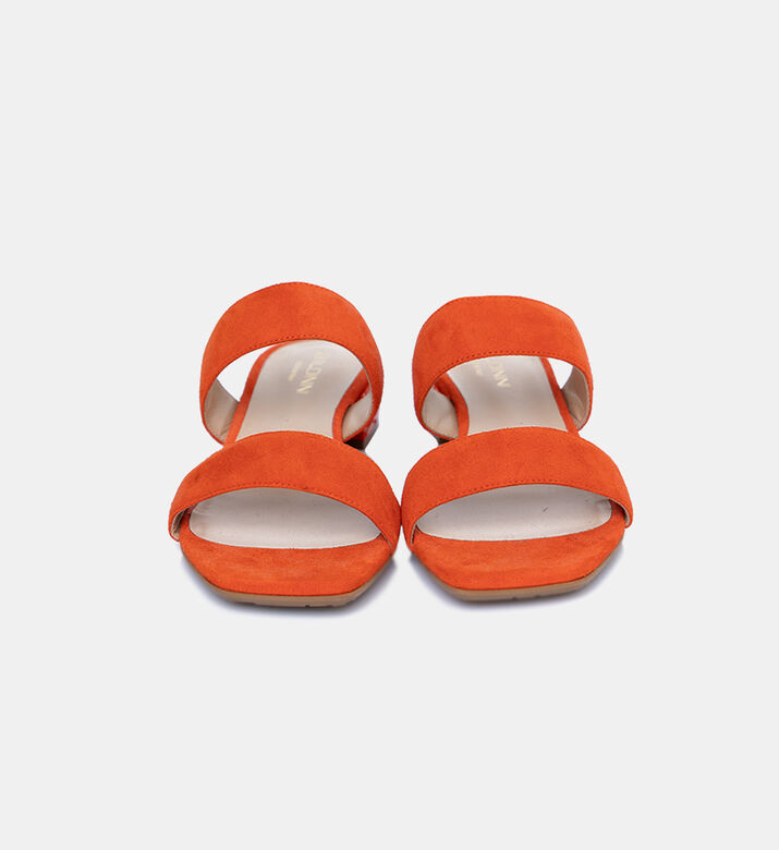 شبشب بأشرطة من جلد السويد