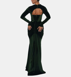 فستان طويل مخملي مكشوف الأكتاف