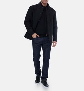 بنطال جينز بقصّة ضيقة ولون داكن