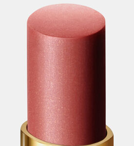 لون شفاه فائق اللمعان بلون سويت سبوت