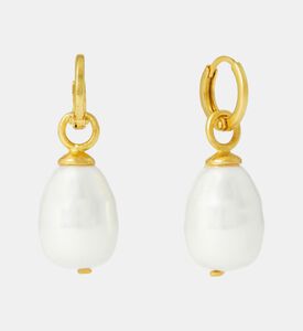 Ottoman Hands Earng Ava Pearl Huggie, Packshot View Ottoman Hands Earng Ava Pearl Huggie, Packshot View