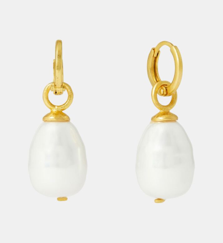 Ottoman Hands Earng Ava Pearl Huggie, Packshot View Ottoman Hands Earng Ava Pearl Huggie, Packshot View