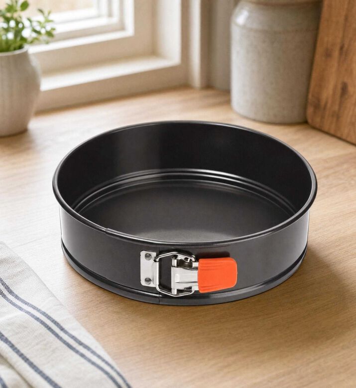Le Creuset Round Springform Cake Pan, Model View