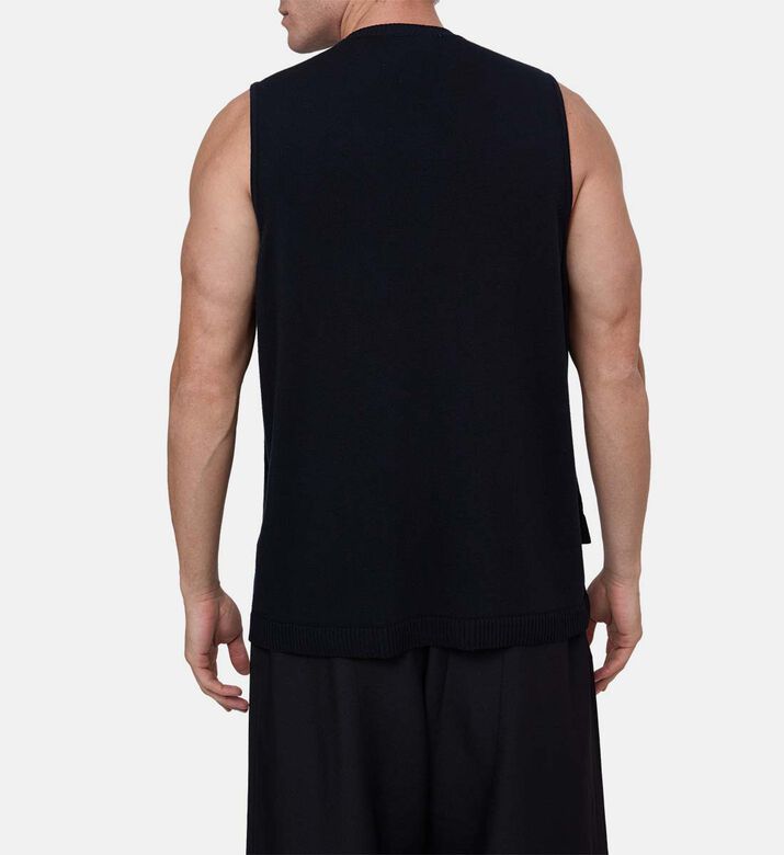 تيشيرت بدون أكمام بقصّة ضيقة وطبعة شعار